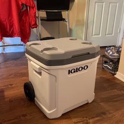 Lightly Used Igloo cooler 60 Qt With Roller