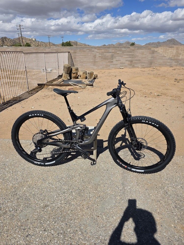 2022 Giant Trance Advanced Pro 29 2 Medium Carbon Fiber Frame Mountain Bike Fox Live Valve