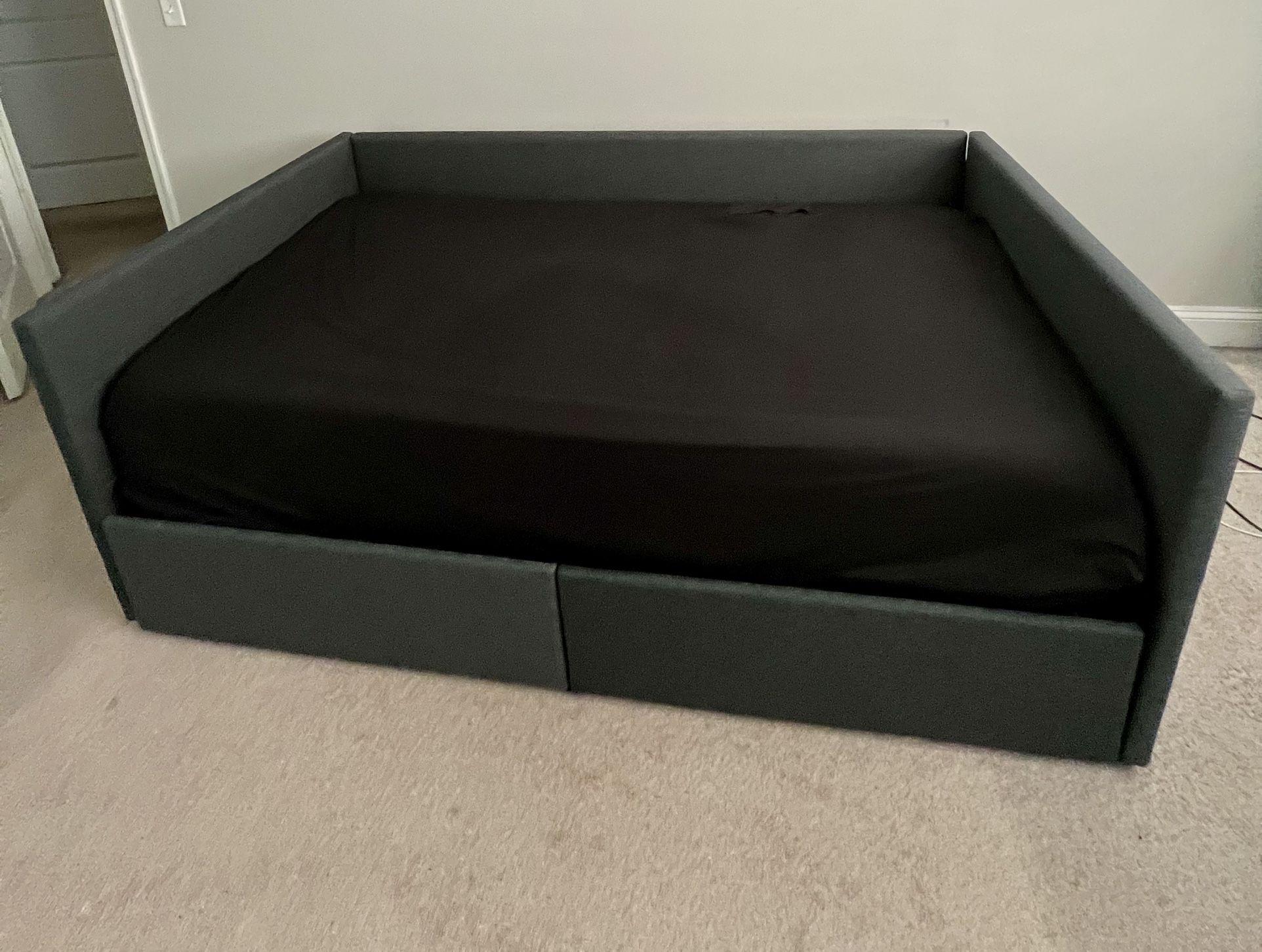 Twin Day Bed w/Drawers. Excellent Condition. 