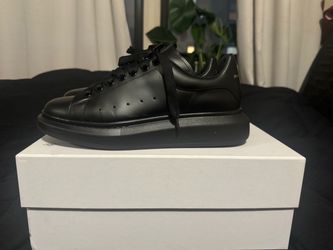Alexander McQueen oversized size 10 like new