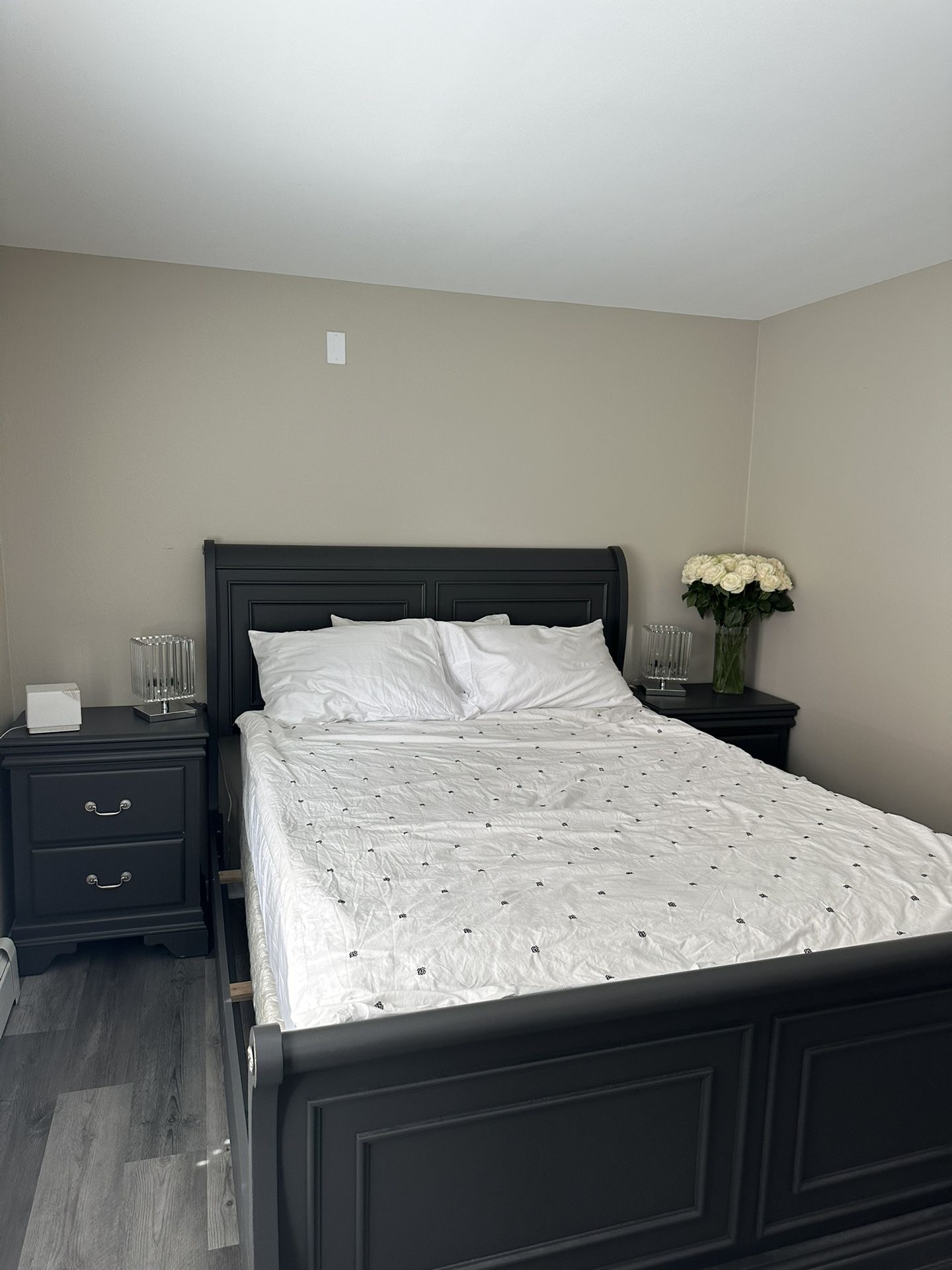 Queen Bed with bedside Tables 