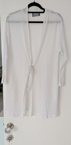 Woman's White cardigan very lightweight with pockets