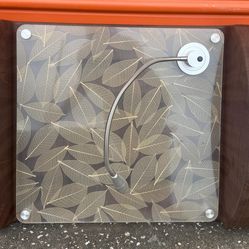 Estación de trabajo antigua, que incluye iluminación integrada y panel eléctrico lateral para mayor funcionalidad, buen estado