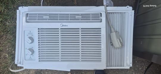 White Midea 5000 BTU Window Unit