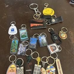 0513. Lot of 21 items as shown keychains
