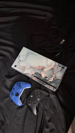 Xbox Series X 1TB 2 Controllers