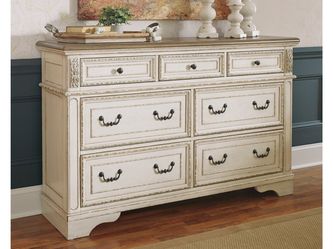 Realyn Dresser w/ 7 Drawer