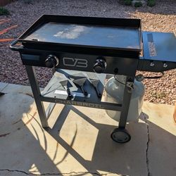 Charbroil 28" Performance Series Flat Top Propane Grill + Premium Cover – Excellent Condition