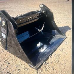 Mini Skid-Steer 4-in-1 Bucket – Versatility for Any Jobsite