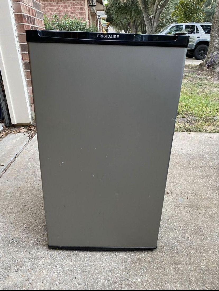 Frigidaire Refrigerator Model # FFPE33B1QM