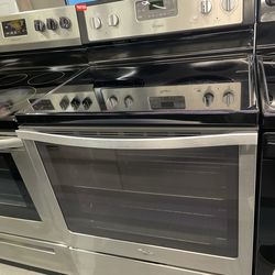 Whirlpool electric stove glass top in stainless steel with convection bake