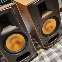 2 Klipsch RB-25 Bookshelf Speakers