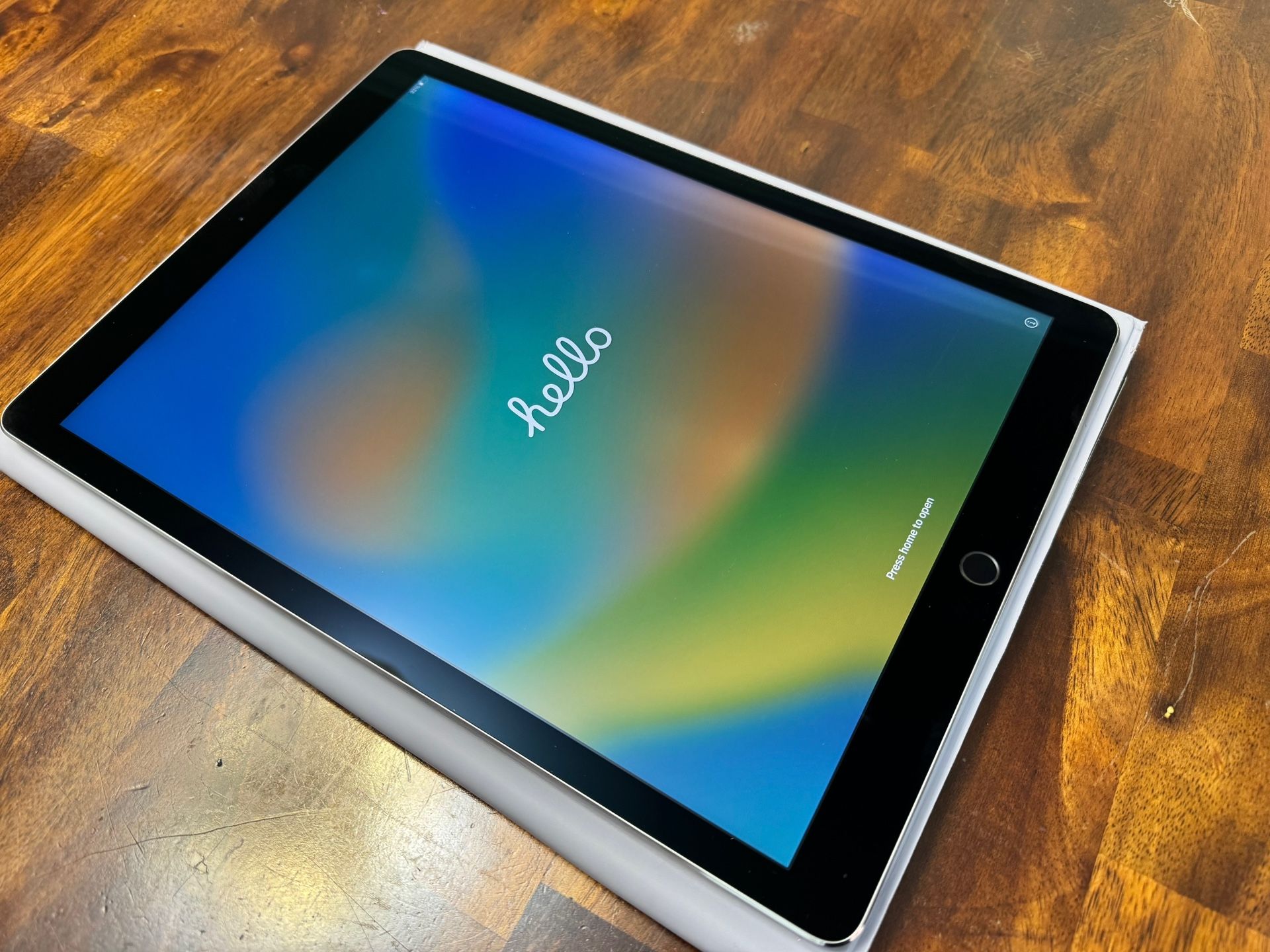 Apple iPad Pro 12.9" 128GB (ML0N2LL/A) Wi-Fi Only – With Original Box