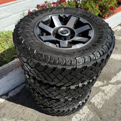 Vendo Rines Usados Con Llantas Usadas 17x9 De 6-139.7 Lugs Llantas 255/75/R17 Faresstone Por $500