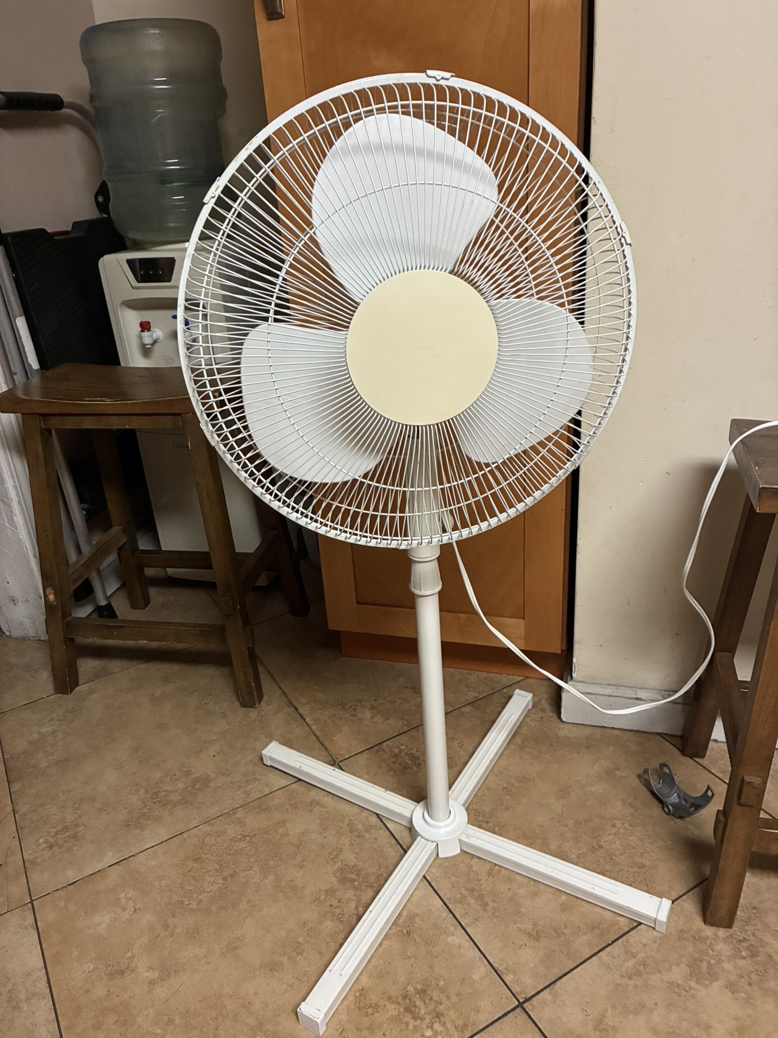18” Oscillating Stand Fan/ Ventilador, Adjustable height (4 ft), Tilt.