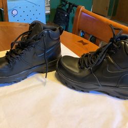 Nike Manoa leather kids boots blackout style worn once too small absolutely mint condition 3.5 Size