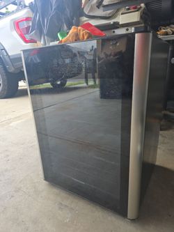Frigidaire 19.125-in W 24 -Bottles Black Freestanding Indoor Wine Cooler