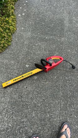 Electric hedge trimmer