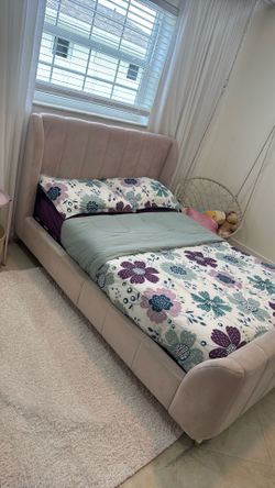 Full Size Velvet Bed – Antique Pink
