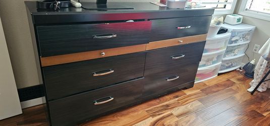 Used dresser for sale. Getting a new one. Has 6 good sized drawers with two middle jewelry drawers.