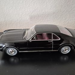 1966 Oldsmobile Toronado, Black 1:18 Diecast Model Car by Road Signature