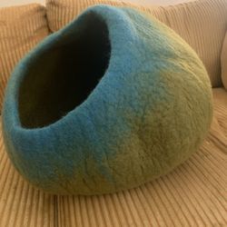 Beautiful Felt Cat Cave 