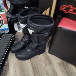 Fly racing off-road boots available in different sizes