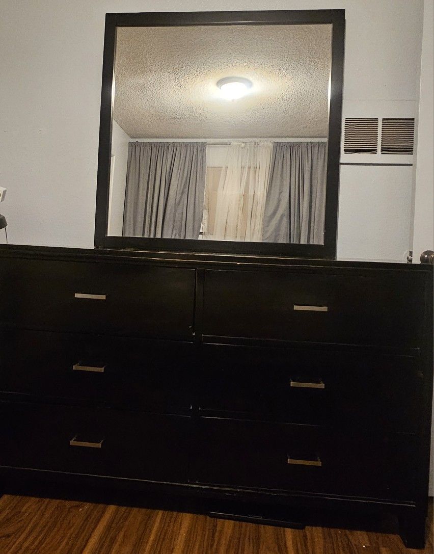 Dresser With Mirror. Tocador