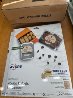 Avery Kraft Brown Round Labels with Sure Feed Technology, 2.5 inches in diameter—ideal for personalizing products and gifts with a rustic touch. Come 