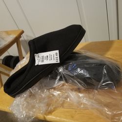 Brand NEW MEN SLIPPER....NEVER WEAR