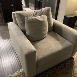 Haverty’s destination Swivel Arm Chair 