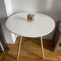 Round Dining/kitchen Table - White