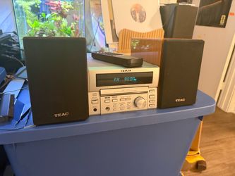 Very cute TEAC MC-D80 Compact Stereo System with Speakers + Remote – CD Player Not Working