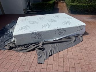 Memory foam mattress 13 inch Beauty rest - like new