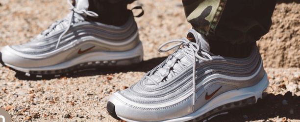 Nike air max 97  silver and white like new  original air max 97,these shoes  for over 180.00 plus tax.