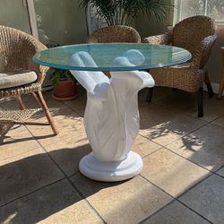white resin sculptured pedestal accent table, featuring a tropical or botanical leaf design base and a removable glass top,
