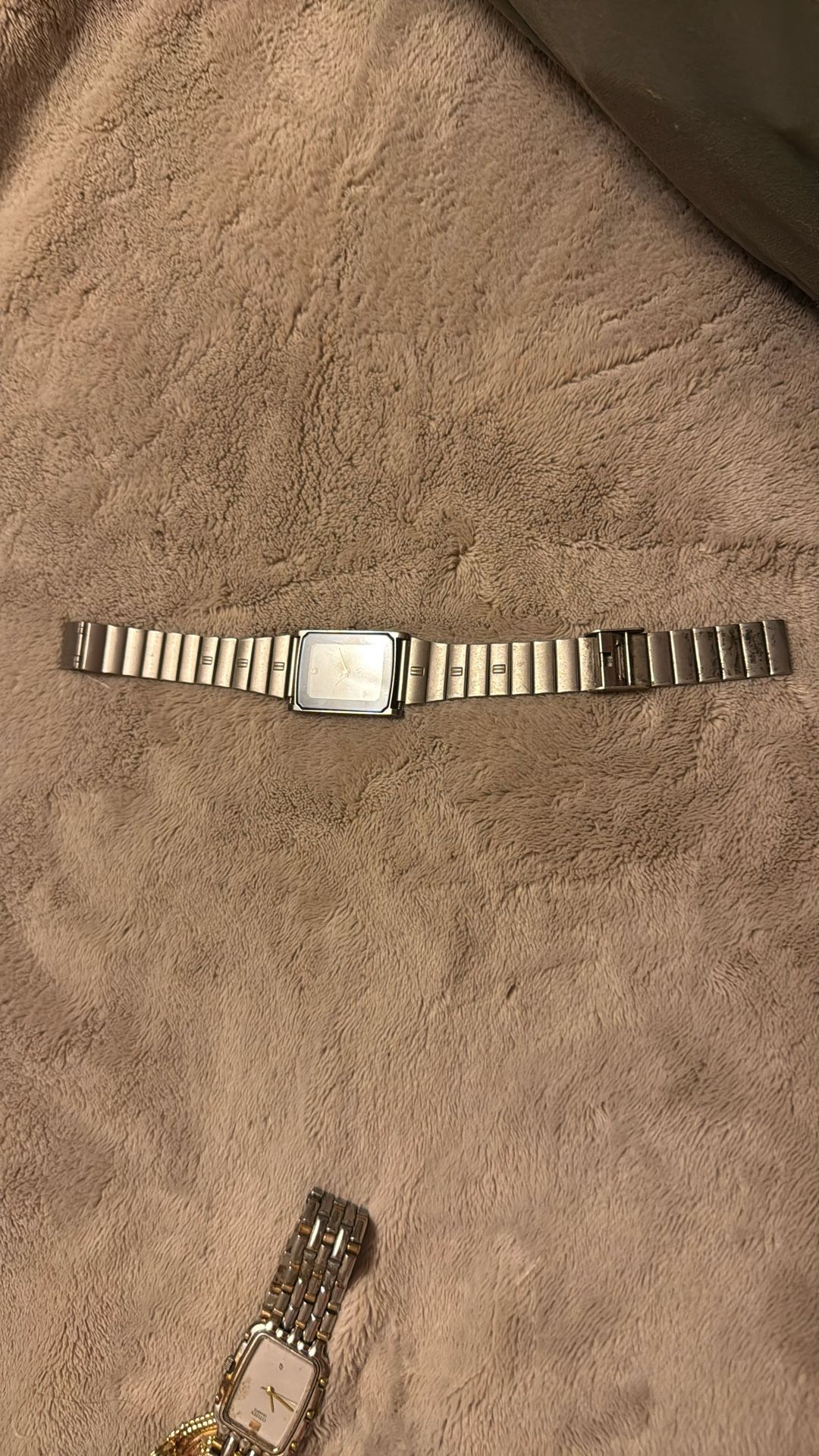 Le Chateau Vintage Watch Elegant !