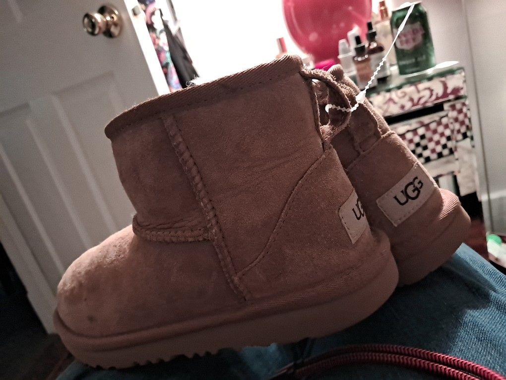 Girl Size 2 Uggs Boots Liike New 45.00