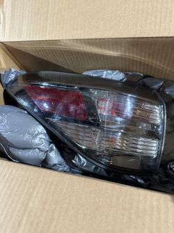 2010-2012 Lexus Rx350 OEM Outer Tail Light.