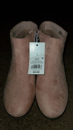 Girl boots size 4 never been used