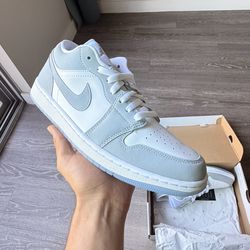 Jordan’s 1s low (white)