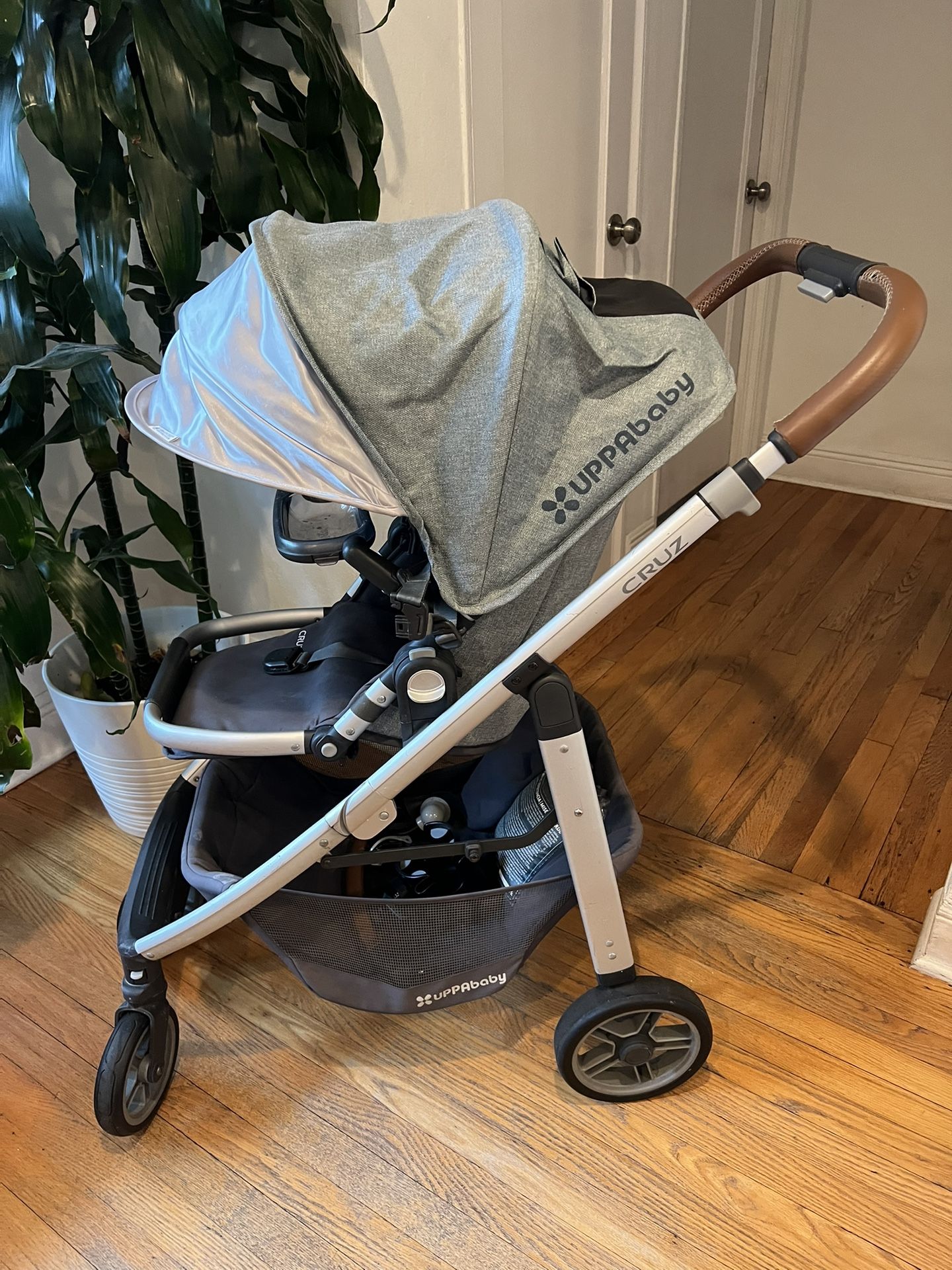 Uppababy Cruz Stroller - Seat With Frame, Eating Tray, Leather Handle  And Sun Canopy