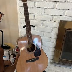 Yamaha F335 Acoustic Guitar