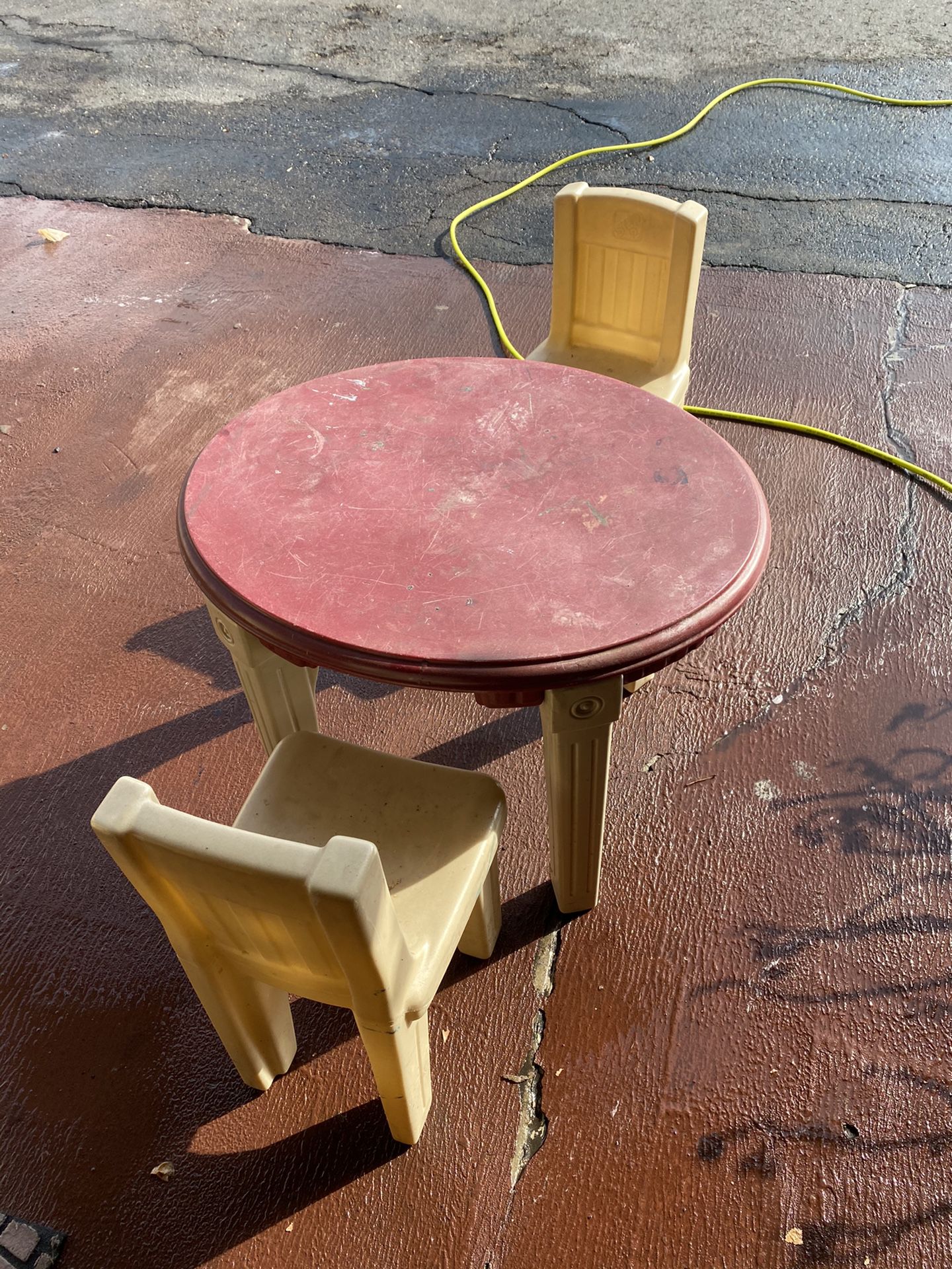 Small kids table n chairs