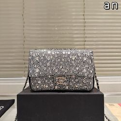 Women's diamond pattern shoulder bag