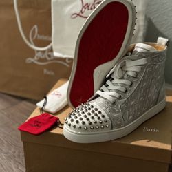 Louboutin Zapatos: Lou spikes woman flat Pat/Patient CL/Spec ~Version White-Sliver