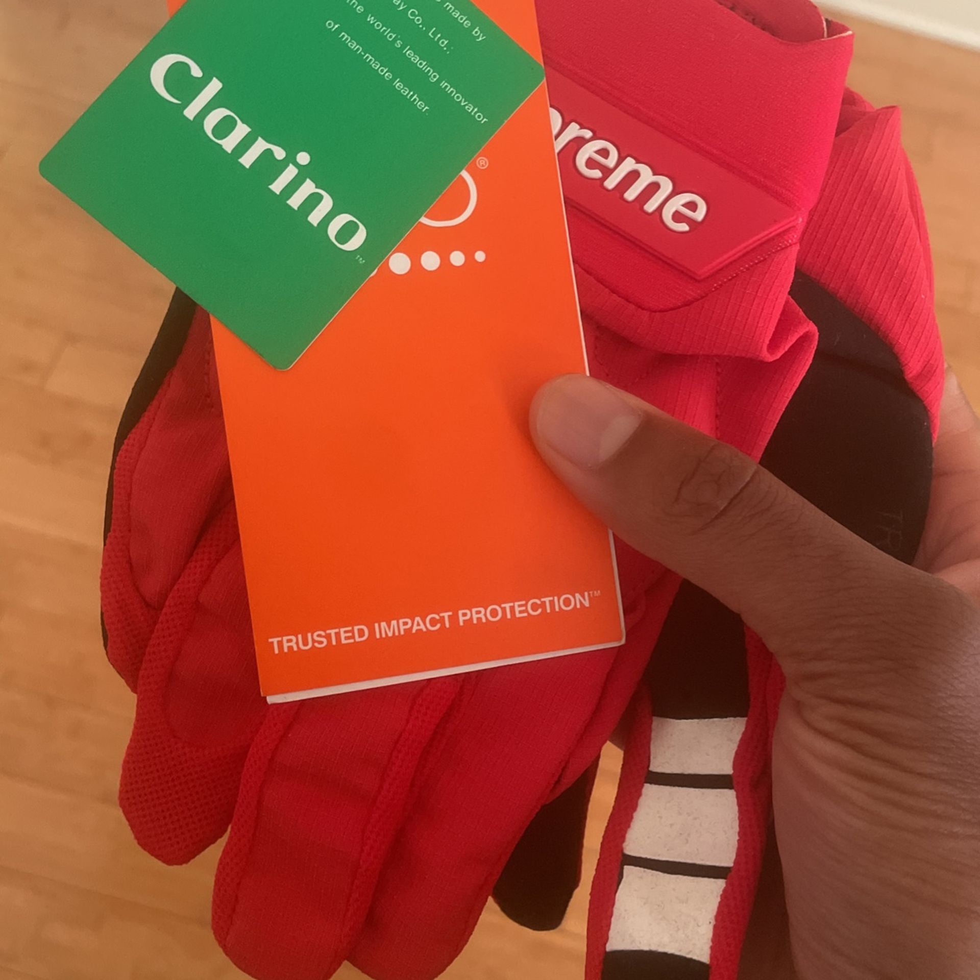 Supreme Fox Gloves for Sale in Los Angeles, CA - OfferUp