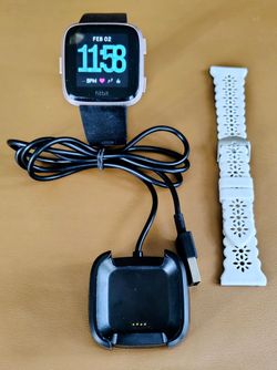 fitbit versa 1rose gold with black and white  bands straps smartwatch fitness heart rate exercise tracker tracks sleep, heart rate fully charged teste