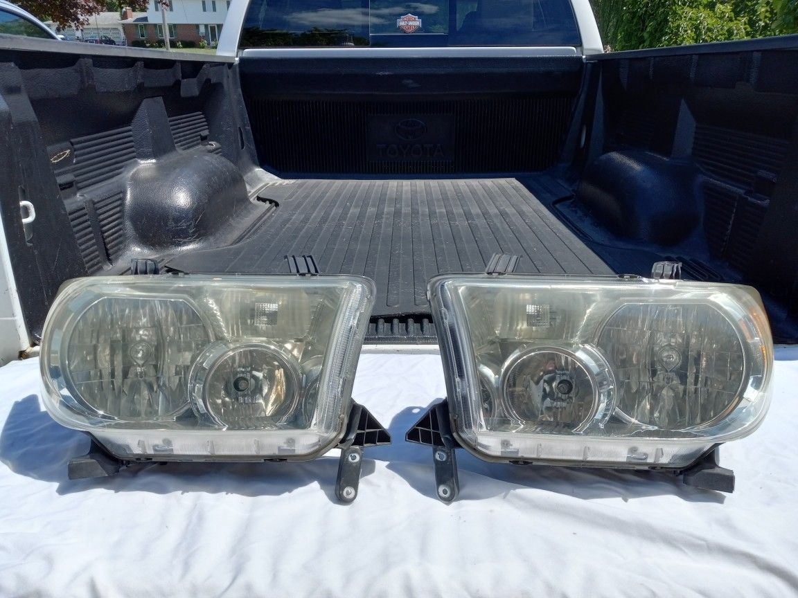 07-13 Toyota tundra &Sequoia headlights R-L