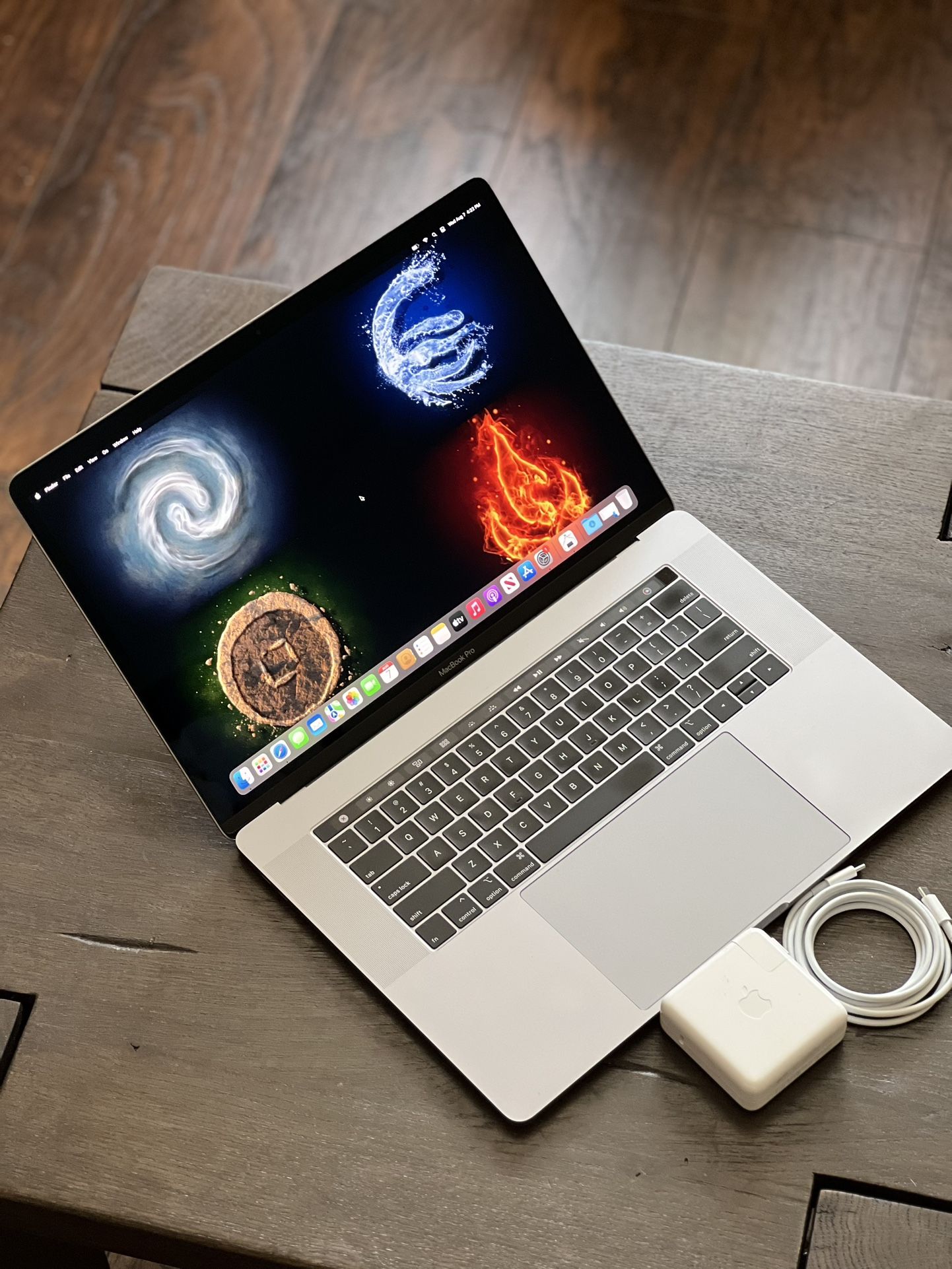 15” MacBook Pro / 2.2ghz i7 (6-CORE)